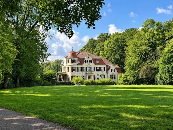 Bayer Villa in Erkrath – Frontansicht der Hochzeitslocation und Eventlocation bei Düsseldorf