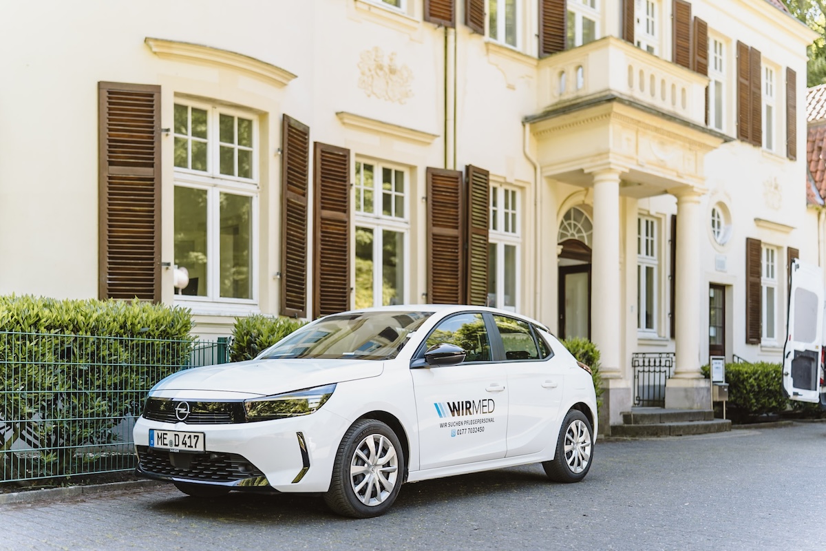 Firmenwagen der WIRMED GmbH vor der Bayer Villa in Erkrath – die Unternehmen der WIR+IRW Gruppe haben hier ihre Verwaltung